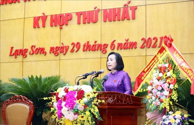 Bà Đoàn Thị Hậu, Chủ tịch HĐND tỉnh Lạng Sơn phát biểu tại Kỳ họp thứ nhất Hội đồng nhân dân tỉnh Lạng Sơn khóa XVII, nhiệm kỳ 2021-2026. Ảnh: Anh Tuấn – TTXVN