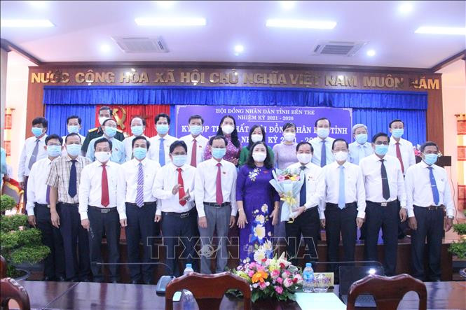 Lãnh đạo và thành viên UBND tỉnh Bến Tre, nhiệm kỳ 2021-2026 ra mắt tại Kỳ họp. Ảnh: Huỳnh Phúc Hậu - TTXVN
