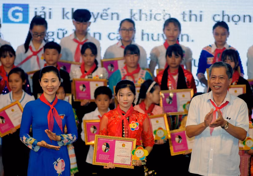 Trao chứng nhận danh hiệu cháu ngoan Bác Hồ cho các em thiếu nhi tiêu biểu tỉnh Sơn La năm 2020. Ảnh: Quang Quyết - TTXVN 