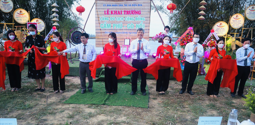 Đại biểu thực hiện nghi thức khai trương làng du lịch cộng đồng Cẩm Phú - Gò Nổi. Nguồn: baoquangnam.vn