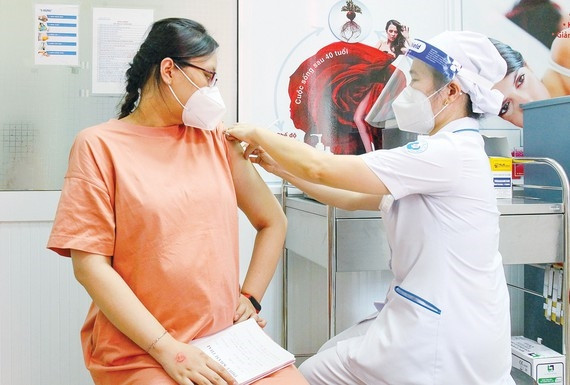 Tiêm chủng ngừa COVID-19 không làm tăng nguy cơ biến chứng thai kỳ