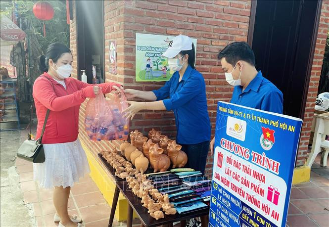Quảng Nam: Độc đáo chương trình đổi rác thải nhựa lấy quà lưu niệm
