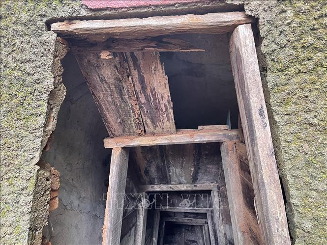 Một cửa hầm tại Địa đạo Vịnh Mốc bị hư hại nặng phải đóng cửa. Ảnh: Thanh Thủy - TTXVN