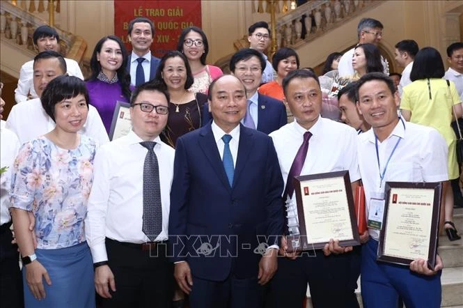 Thủ tướng Chính phủ Nguyễn Xuân Phúc với lãnh đạo và các tác giả đoạt giải thuộc Liên Chi hội Nhà báo Thông tấn xã Việt Nam. Ảnh: TTXVN