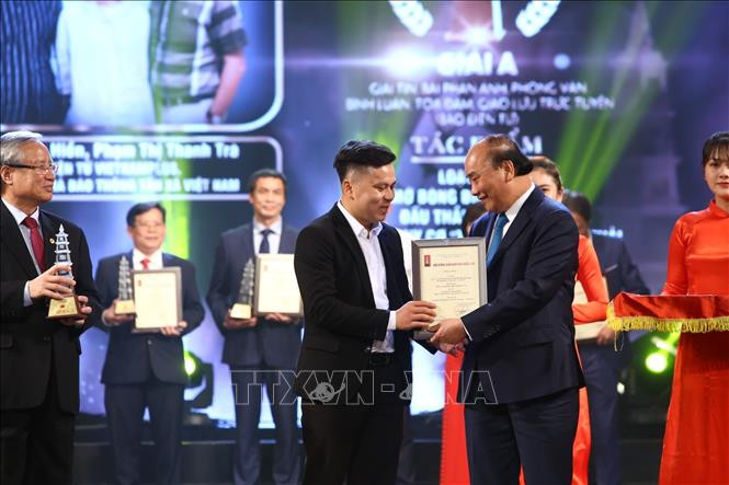 Thủ tướng Nguyễn Xuân Phúc và đồng chí Trần Quốc Vượng, Ủy viên Bộ Chính trị, Thường trực Ban Bí thư trao giải A cho tác giả, nhóm tác giả có tác phẩm đoạt giải. Ảnh: Minh Quyết – TTXVN