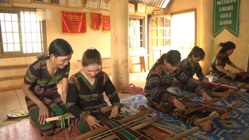 Để gìn giữ bản sắc văn hóa không bị mai một và cải thiện thu nhập cho đồng bào dân tộc thiểu số, thời gian qua, tỉnh Đắk Nông đã tạo nhiều điều kiện để mở các lớp dạy nghề dệt thổ cẩm cho phụ nữ các buôn làng. Ảnh: TTXVN phát