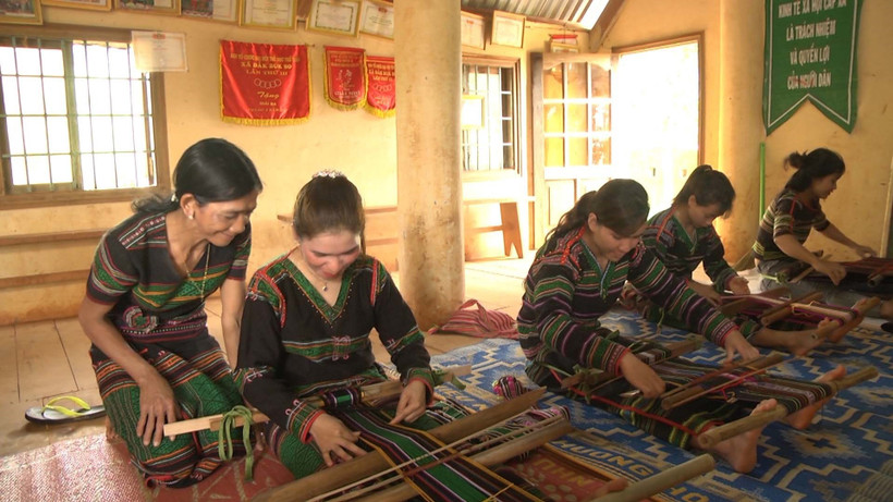Để gìn giữ bản sắc văn hóa không bị mai một và cải thiện thu nhập cho đồng bào dân tộc thiểu số, thời gian qua, tỉnh Đắk Nông đã tạo nhiều điều kiện để mở các lớp dạy nghề dệt thổ cẩm cho phụ nữ các buôn làng. Ảnh: TTXVN phát