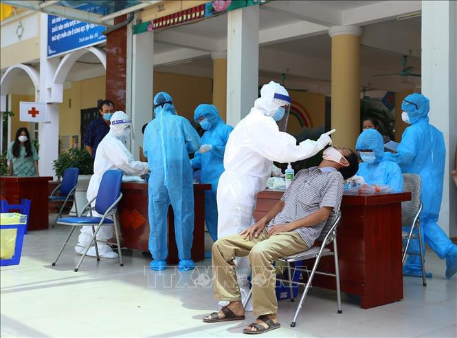 Lấy mẫu xét nghiệm cho người dân trên địa bàn Trại Găng, quận Hai Bà Trưng. Ảnh: Hoàng Hiếu - TTXVN