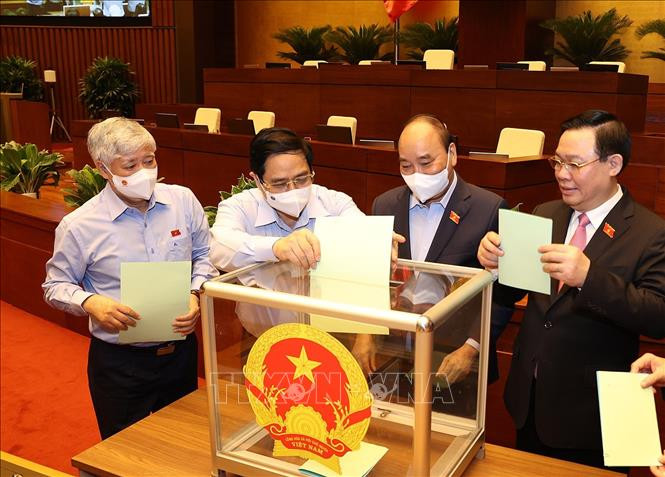 Chủ tịch nước Nguyễn Xuân Phúc, Thủ tướng Phạm Minh Chính, Chủ tịch Quốc hội Vương Đình Huệ, Chủ tịch Ủy ban Trung ương MTTQ Việt Nam Đỗ Văn Chiến bỏ phiếu bầu. Ảnh: Dương GIang-TTXVN