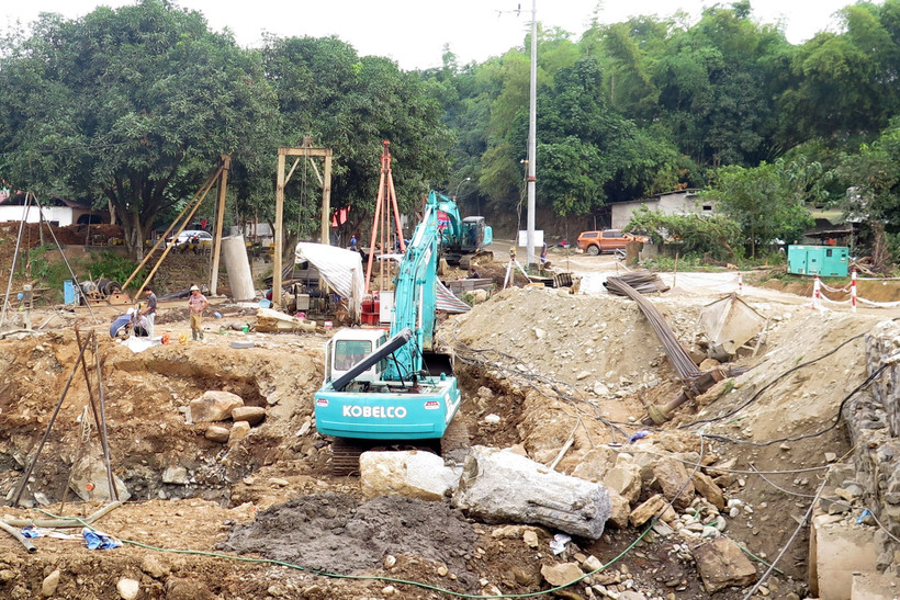 Thi công cầu Trịnh Tường thuộc Dự án cải tạo, nâng cấp tỉnh lộ 156. Ảnh: Hồng Ninh- TTXVN