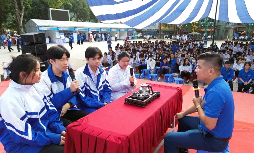 Đại diện doanh nghiệp tư vấn kỹ năng phỏng vấn xin việc cho học sinh, đoàn viên thanh niên dân tộc thiểu số trên địa bàn huyện Thuận Châu (Sơn La). Ảnh: Quang Quyết-TTXVN
