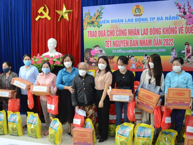 Liên đoàn Lao động thành phố Đà Nẵng trao quà Tết cho người lao động không về quê ăn Tết Nhâm Dần 2022 tại quận Liên Chiểu. Ảnh: Quốc Dũng - TTXVN
