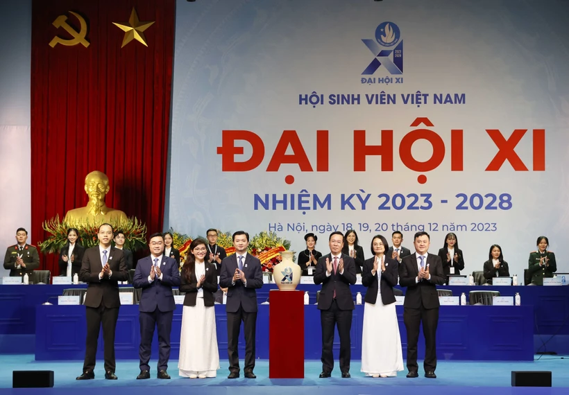 Chủ tịch nước Võ Văn Thưởng tặng quà lưu niệm cho đại hội. Ảnh: Thống Nhất – TTXVN