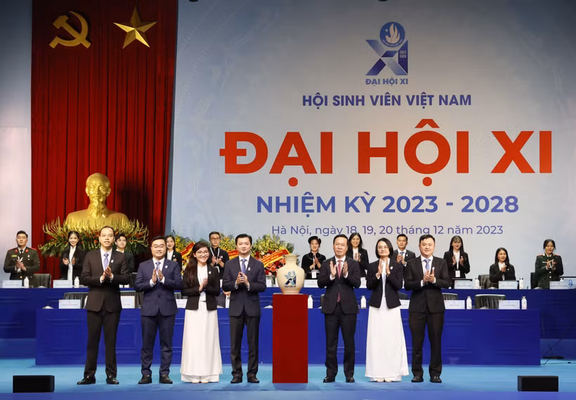 Chủ tịch nước Võ Văn Thưởng tặng quà lưu niệm cho đại hội. Ảnh: Thống Nhất – TTXVN