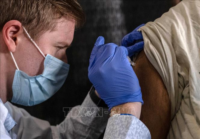 Nhân viên y tế tiêm vaccine ngừa COVID-19 cho người dân tại Detroit, Michigan, Mỹ. Ảnh: AFP/TTXVN
