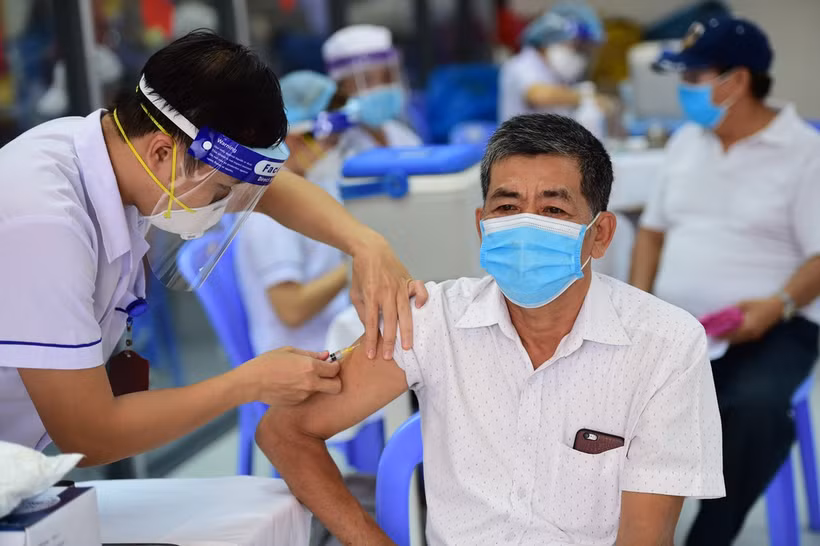 Số ca mắc COVID-19 mới tiếp tục tăng, tỷ lệ tiêm mũi 3, mũi 4 tại nhiều địa phương còn thấp