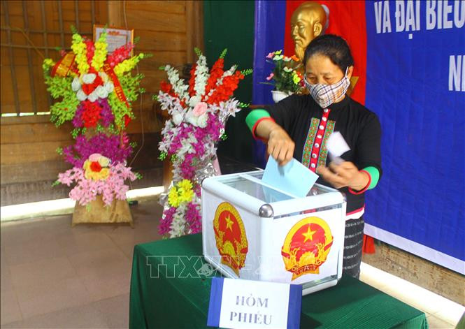 Cử tri xã miền núi, biên giới Mai Sơn, huyện Tương Dương, Nghệ An bỏ phiếu bầu đại biểu Quốc hội khóa XV và HĐND các cấp nhiệm kỳ 2021 - 2026. Ảnh: Tá Chuyên – TTXVN