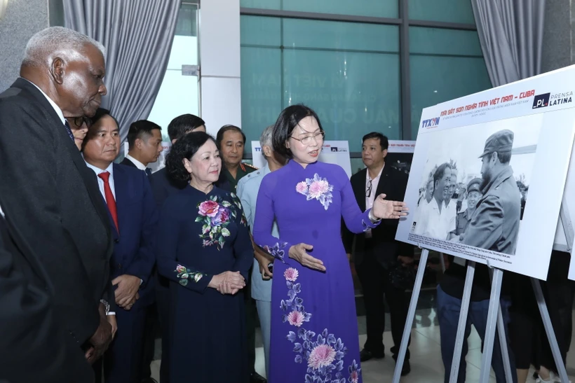 Tổng giám đốc TTXVN Vũ Việt Trang giới thiệu với Thường trực Ban Bí thư Trương Thị Mai và Chủ tịch Quốc hội Cuba Esteban Lazo Hernandez những bức ảnh tư liệu quý của TTXVN và Prensa Latina tại Trưng bày ảnh “Mãi sắt son nghĩa tình Việt Nam – Cuba”. Ảnh: T