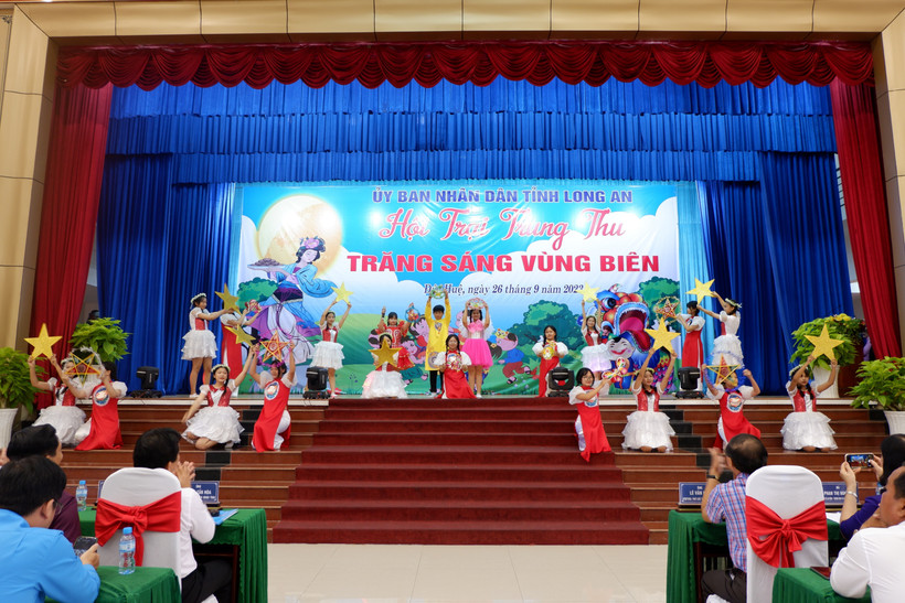 Biểu diễn văn nghệ tại hội trại Trung thu trăng sáng vùng biên Long An. Ảnh: Đức Hạnh - TTXVN