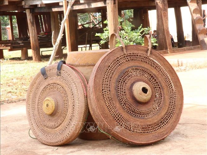 Những bộ áo mới cho cồng, chiêng. Ảnh: Hồng Điệp – TTXVN
