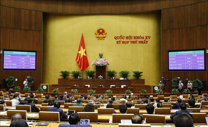 Đại biểu biểu quyết thông qua các nghị quyết về phê chuẩn việc bổ nhiệm Phó Thủ tướng. Ảnh: Doãn Tấn - TTXVN