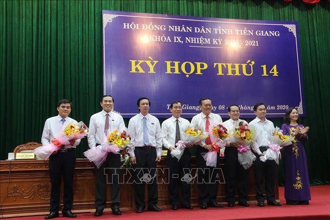 Tặng hoa các đồng chí miễn nhiệm và trúng cử các chức danh. Ảnh: Minh Trí-TTXVN