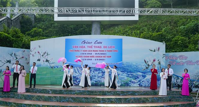 Người dân Điện Biên nô nức xuống phố mừng Tết Độc lập