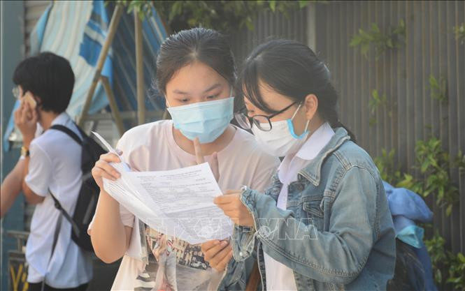 Thí sinh tại điểm thi trường THPT Phan Châu Trinh (Đà Nẵng)kiểm tra lại bài làm sau khi thi xong môn Ngoại ngữ. Ảnh: Văn Dũng -TTXVN
