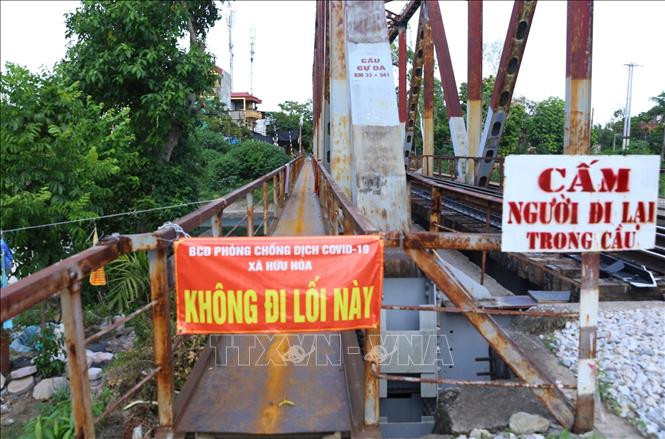  “Rào chắn” tại thôn Phú Diễn (Hữu Hoà, Thanh Trì) hạn người dân di chuyển để phòng, chống dịch (chụp chiều 7/8/2021). Ảnh: Hoàng Hiếu - TTXVN