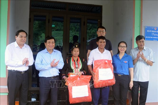 Bộ trưởng Bộ Kế hoạch và Đầu tư Nguyễn Chí Dũng và Bí thư tỉnh ủy Sơn La Nguyễn Hữu Đông tặng quà cho các hộ nghèo, hoàn cảnh khó khăn huyện Sốp Cộp. Ảnh: Quang Quyết-TTXVN