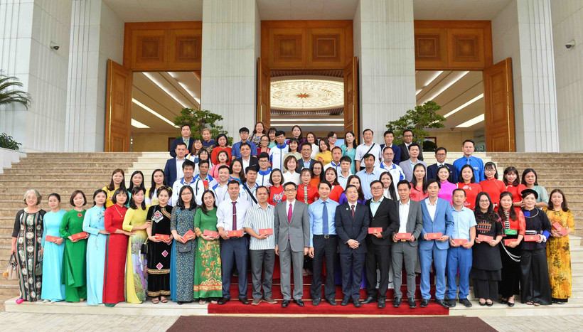 Phó Thủ tướng Vũ Đức Đam tặng quà cho các thầy cô trong buổi gặp mặt. Ảnh: Minh Đức - TTXVN