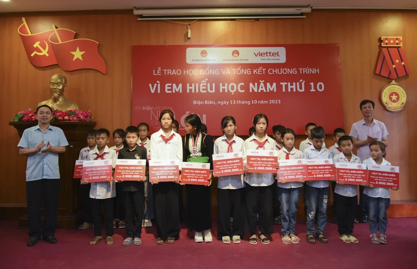 Trao học bổng "Vì em hiếu học" cho học sinh nghèo vượt khó tỉnh Điện Biên. Ảnh: Xuân Tư - TTXVN