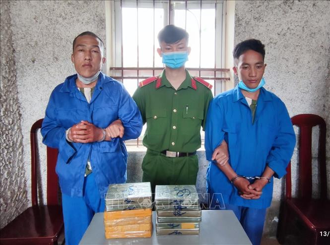 Điện Biên: Bắt 2 chú cháu vận chuyển trái phép 12 bánh heroin