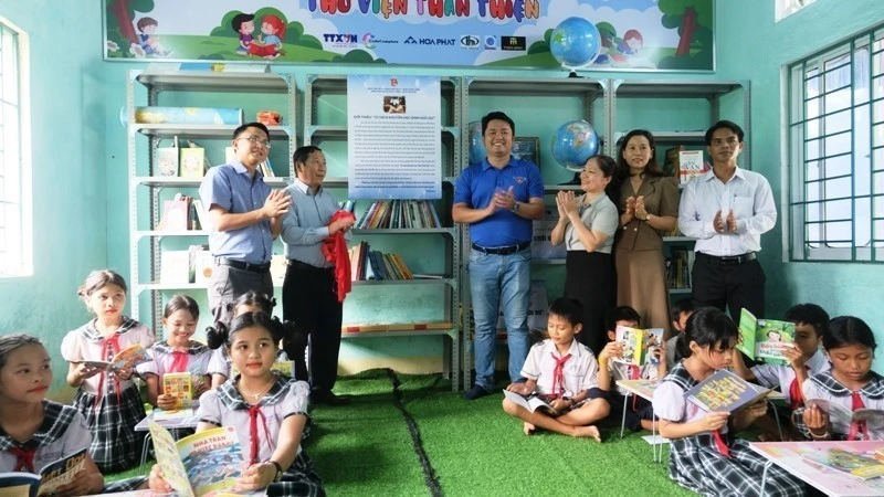 Ban tổ chức, Lãnh đạo địa phương và Ban giám hiệu Trường Tiểu học Ba Dinh khai trương Tủ sách. Ảnh: Đinh Hương - TTXVN