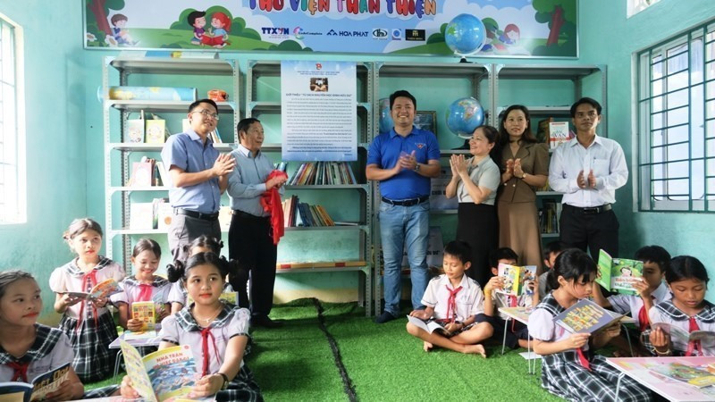 Ban tổ chức, Lãnh đạo địa phương và Ban giám hiệu Trường Tiểu học Ba Dinh khai trương Tủ sách. Ảnh: Đinh Hương - TTXVN