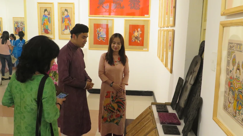 Triển lãm trưng bày nhiều mộc bản tranh dân gian. Ảnh: Tường Vi - TTXVN