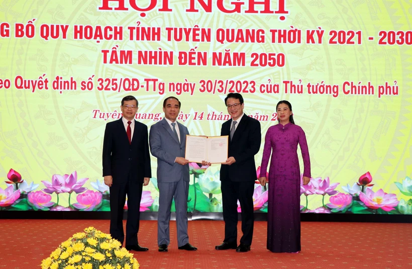 Thứ trưởng Bộ Kế hoạch và Đầu tư Trần Quốc Phương (bên phải) trao Quyết định số 325/QĐ-TTg ngày 30/3/2023 của Thủ tướng Chính phủ cho tỉnh Tuyên Quang. Ảnh: Quang Cường – TTXVN