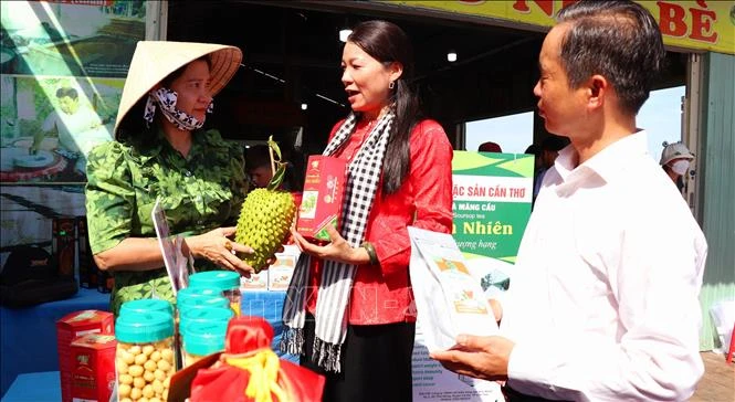 Quảng bá sản phẩm OCOP thành phố Cần Thơ tại chợ nổi Cái Răng
