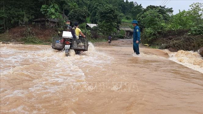 Người dân vượt ngầm tràn Tân Long, xã Cốc Mỳ, huyện Bát Xát. Ảnh: Hồng Ninh - TTXVN 