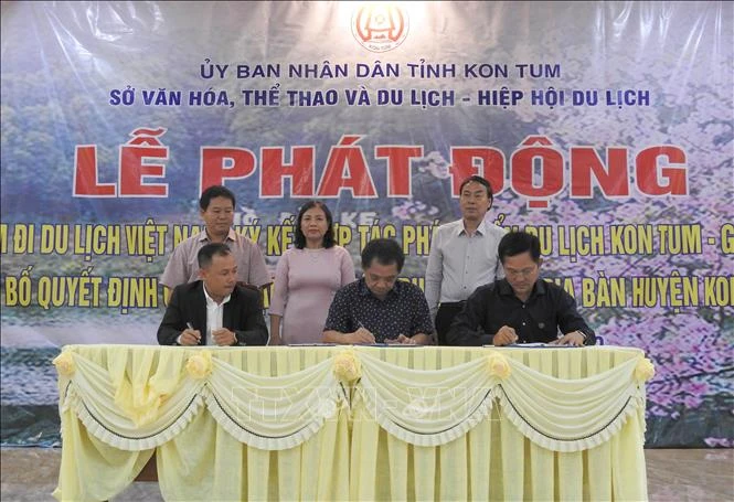 Đại diện ba tỉnh Kon Tum – Gia Lai – Bình Định ký kết hợp tác phát triển du lịch. Ảnh: TTXVN phát