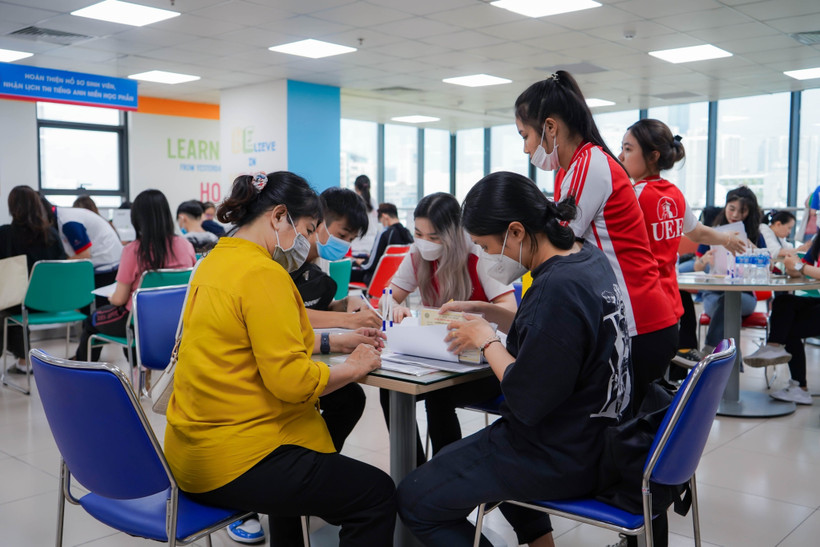 Thí sinh đến nhập học tại trường Đại học Kinh tế Tài chính Thành phố Hồ Chí Minh. Ảnh: Thu Hoài - TTXVN