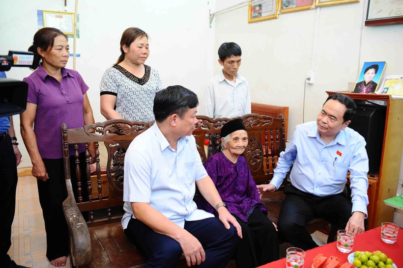 Phó Chủ tịch Thường trực Quốc hội Trần Thanh Mẫn thăm và tặng quà cho Mẹ Việt Nam Anh hùng Mông Thị Thi tại thôn Nà Ít, Xã Vi Hương, Bạch Thông. Ảnh: Minh Đức –TTXVN