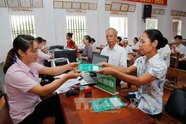 Giao dịch cho vay ưu đãi tại Ngân hàng Chính sách Xã hội. Ảnh: Trần Việt - TTXVN