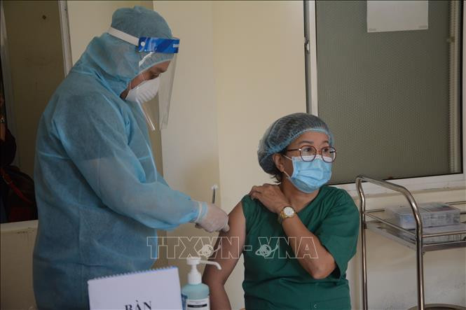 Sức khỏe các nhân viên y tế bình thường sau khi tiêm vaccine phòng COVID-19 ​