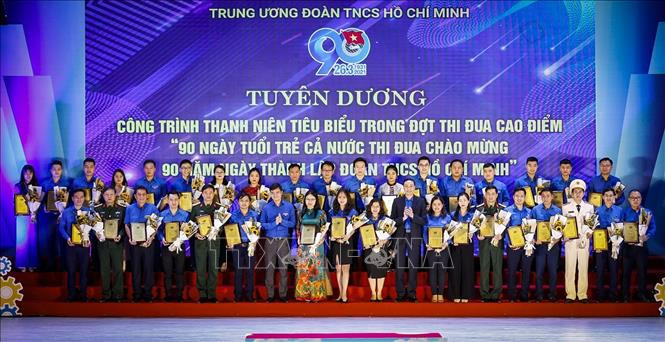 Trao chứng nhận và tuyên dương 35 công trình thanh niên tiêu biểu trong đợt thi đua cao điểm “90 ngày tuổi trẻ cả nước thi đua chào mừng 90 năm Ngày thành lập Đoàn TNCS Hồ Chí Minh”. Ảnh: Trọng Đạt – TTXVN