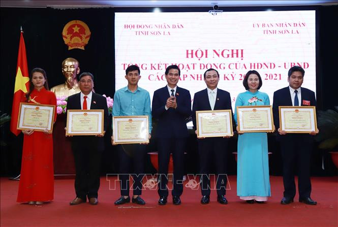 Chủ tịch UBND tỉnh Sơn La Hoàng Quốc Khánh trao Bằng khen cho các tập thể có thành tích xuất sắc trong hoạt động của HĐND và UBND các cấp, nhiệm kỳ 2016 - 2021. Ảnh: Nguyễn Cường - TTXVN