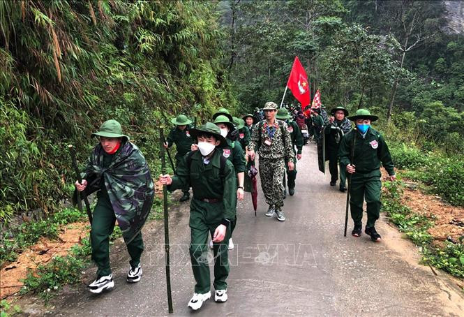 Cựu chiến binh, đoàn viên thanh viên và du khách tham gia chương trình “hành quân theo bước chân anh”. Ảnh: Minh Tâm-TTXVN
