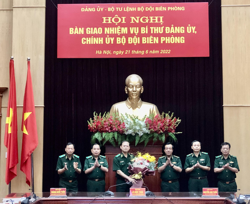 Trung tướng Lê Đức Thái, Ủy viên Trung ương Đảng, Tư lệnh BĐBP và các đồng chí trong BTL BĐBP tặng hoa chúc mừng đồng chí Thiếu tướng Nguyễn Anh Tuấn, Chính ủy BĐBP. Nguồn: qdnd.vn