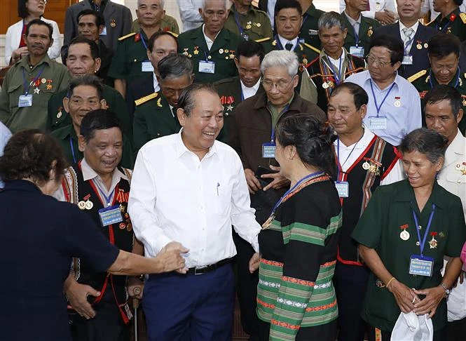 Phó Thủ tướng Trương Hòa Bình với các đại biểu người có công tỉnh Kon Tum. Ảnh: Dương Giang - TTXVN