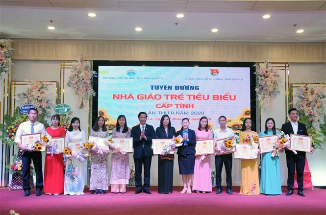 BTC tặng Bằng khen tuyên dương các nhà giáo trẻ tiêu biểu của tỉnh Sơn La năm 2020. Ảnh: Quang Quyết-TTXVN